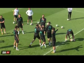 Isco nutmegs mayoral during the training