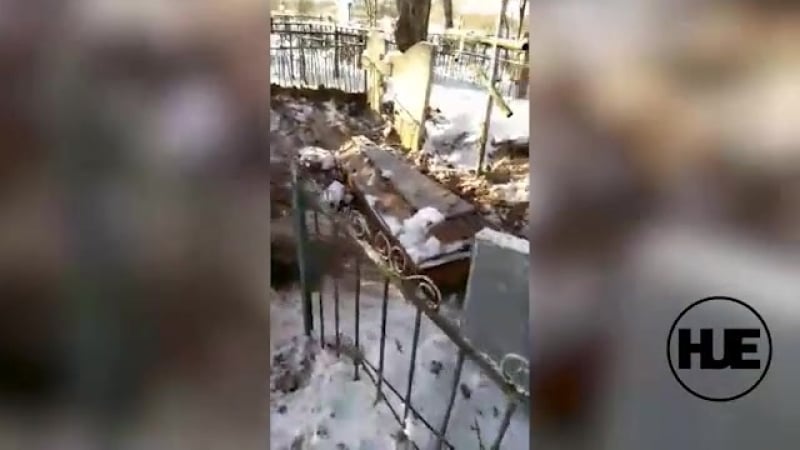 Сотрудники ритуального агенства выкопали гроб с телом