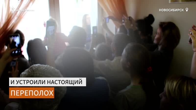 Дед мороз и снегурочка спустились с крыши в больничные палаты |