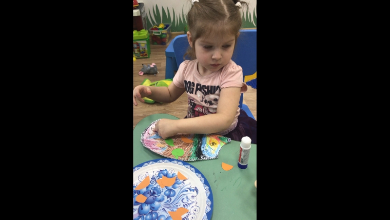 Вика делает ёжика