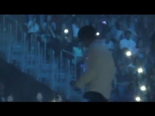 Vixx's leo escorts girl's day's minah down the stairs @ kcon 2017 la