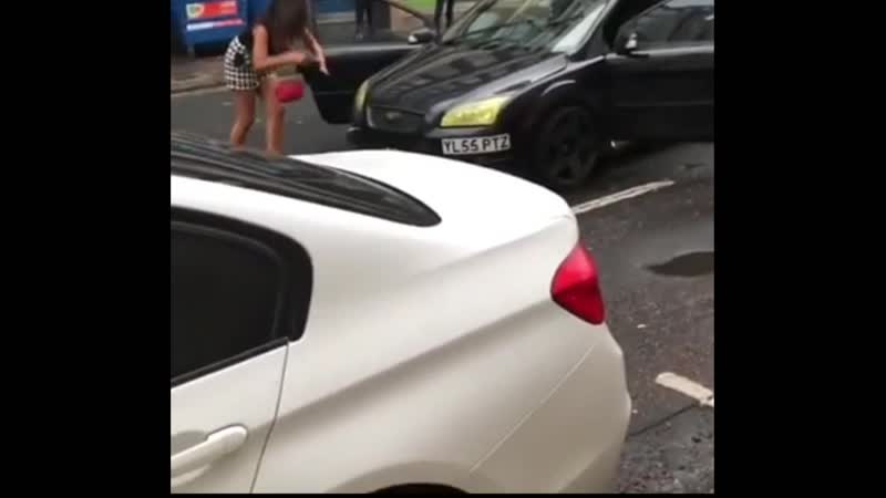 Увидела таракана на лобовом стекле