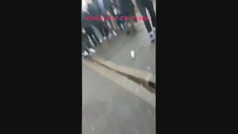 Школьники грабят и разбивают магазин