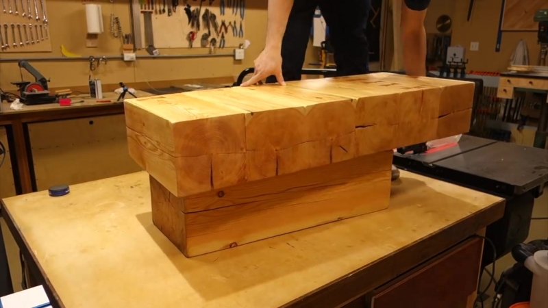 Массивный кофейный столик