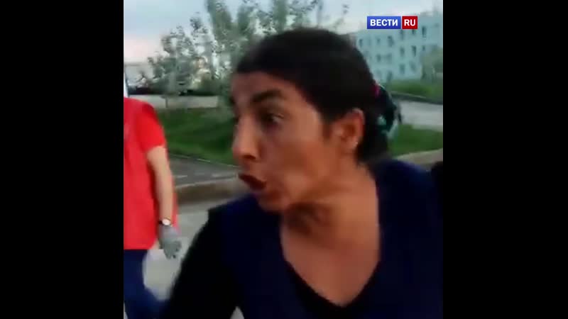 Цыганка засунула сына в мусорный бак в поисках просрочки