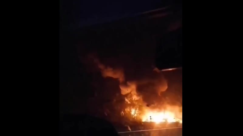 Полиция проверяет информацию о крушении самолета под, первые кадры с места крушения