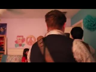 This mother hired a band just to wake up her daughter who is always late for school перевод эта мать наняла группу просто, ч