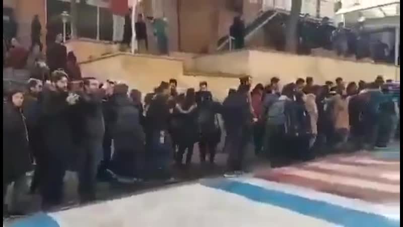 Иранские студенты обходят флаги израиля и сша, чтобы не топтаться по ним