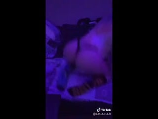 Просит оценить себя