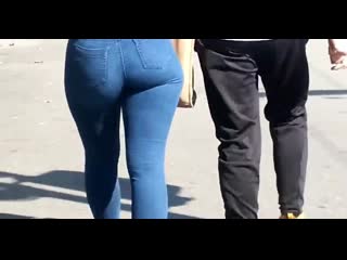 Девушка в обтягивающих джинсах😍😘❤