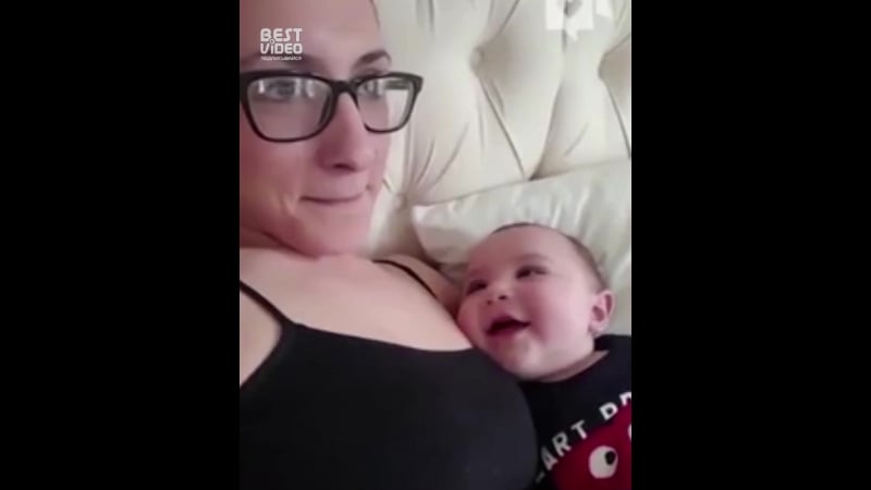 Ребёнок не может оторвать взгляда от любимой мамы