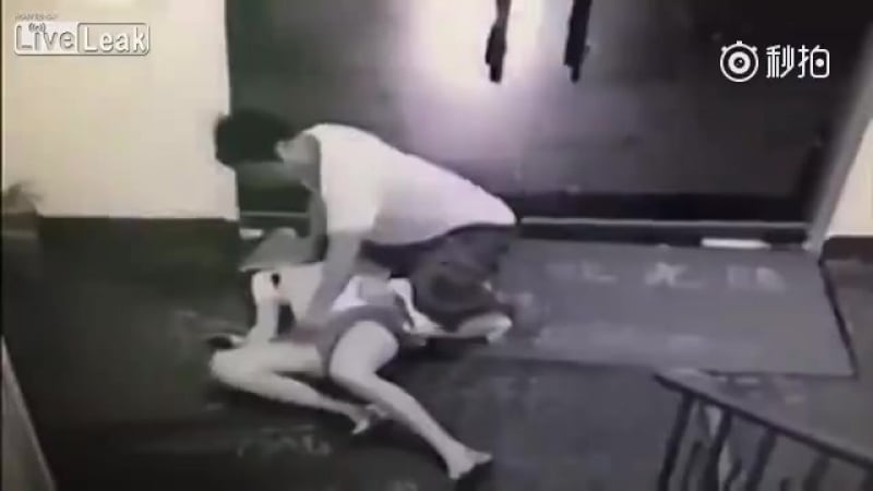 Женщина подверглась сексуальному молодые и избиению в многоквартирном доме