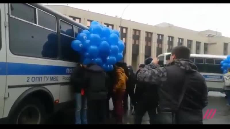 Полиция задержала активистов с шариками, которые попытались пройти на согласованный митинг