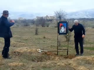 Реза дегати поделился на своей странице в сетях видео, снятое на кладбище агдама 25 февраля 2021 года