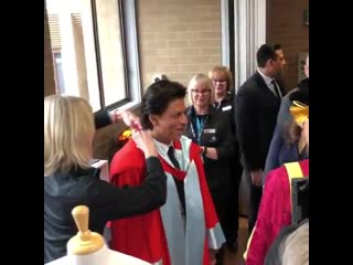 [video] when srk was getting ready for his honorary doctorate degree from @latrobe university 5th doctorate for srk