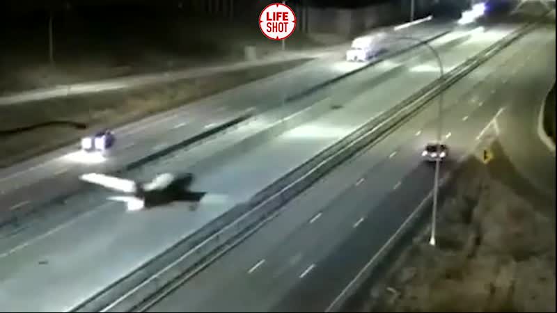 В миннесоте пилот самолёта принял решение совершить посадку на шоссе после отказа двигателя