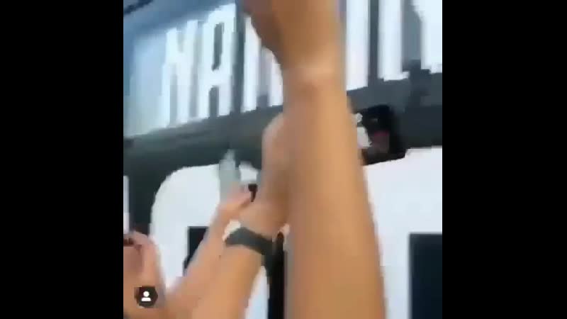 Криш общается с фанатами