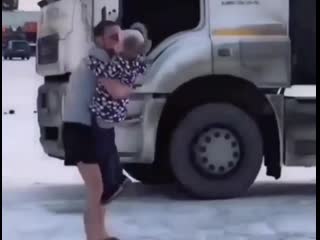 Дочка встречает папу с рейса