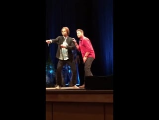 Jensen ackles e jared padalecki fazendo a cena de dean gritando em #spn #minncon