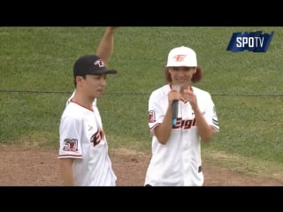 150806 yoon mirae and tiger jk the first pitch at hanwha eagles