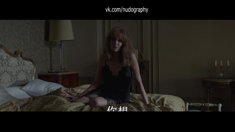 Анджелина джоли (angelina jolie) в ночнушке фильме "лазурный берег" (by the sea, 2015, анджелина джоли) webrip
