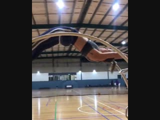 Тренироа в гимнастическом колесе