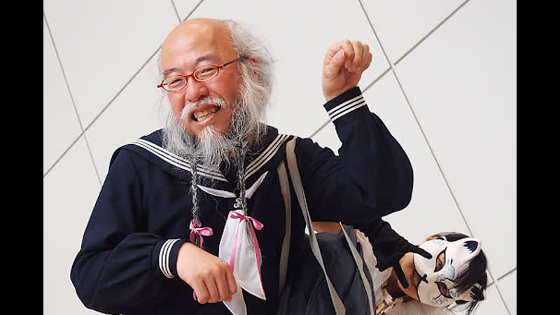 Японский дед, который переодевается школьницей, носит юбку и излучает позитив