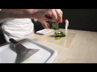 Pizza de arroz negro y papada joselito black rice pizza with papada joselito