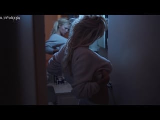 Памела андерсон (pamela anderson) голая в фильме "соединенная" (connected, 2016, люк гилфорд)