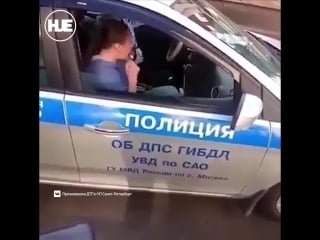 В москве девушка, у которой эвакуировали машину, закатила полицейским истерику