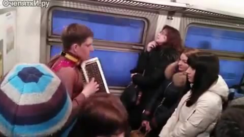 Позитивный молодой баянист