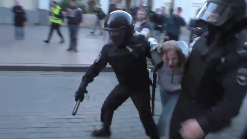 Омоновец бьёт девушку по печени