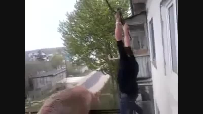 Вписка пьяный батя повис, жесть, полёт с 4 этажа