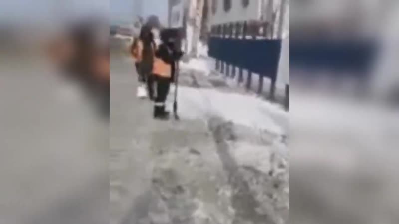 Рабочие замаскировали грязный снег чистым