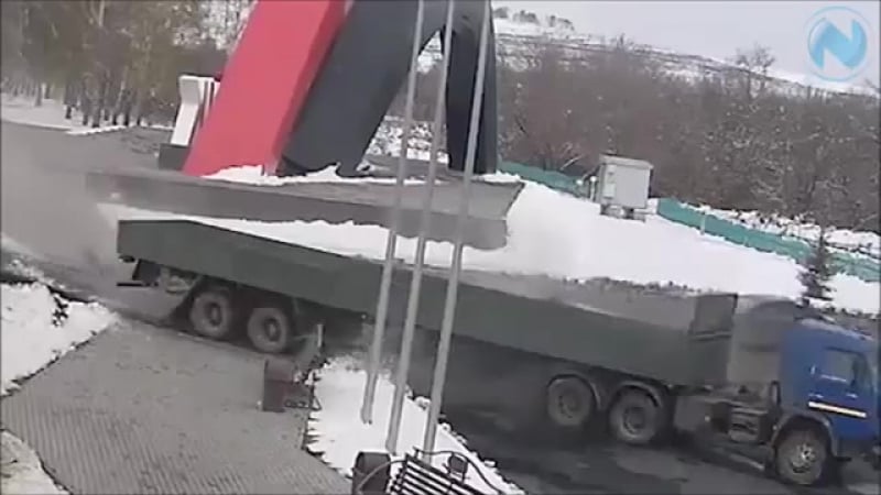 Камаз на полном ходу снес ниссан кашкай © видеожесть