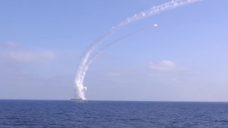 Пуски крылатых ракет «калибр» фрегатом «адмирал эссен» по объектам игил* в сирии