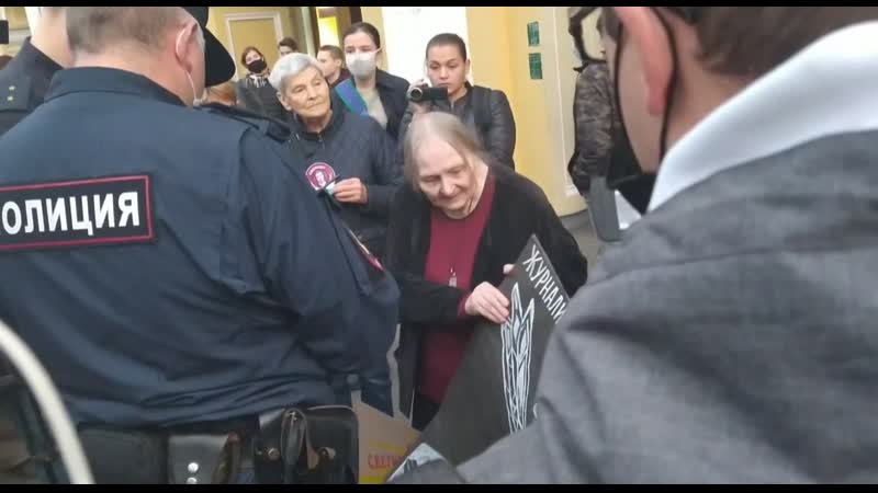 Активисты пикетируют в санкт петербурге у метро гостиный двор полиция окружила женщину