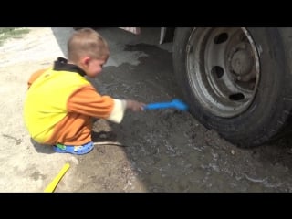 Bad baby accident stuck in the mud ride on power wheel tractor excavator towing щенячий патруль