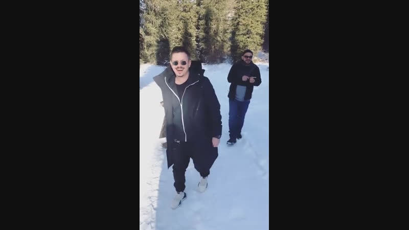 Кормит птичек🐦