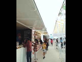 Фудкорт beach canteen на пляже джумейра