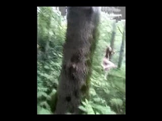 Бегает, тряся своими большими сиськами, и мастурбирует в лесу