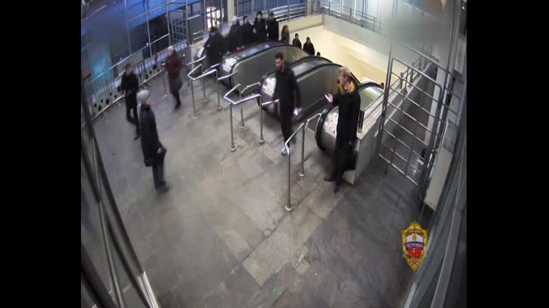 В москве борзый грабитель за несколько секунд отжал телефон в метро у незнакомого парня