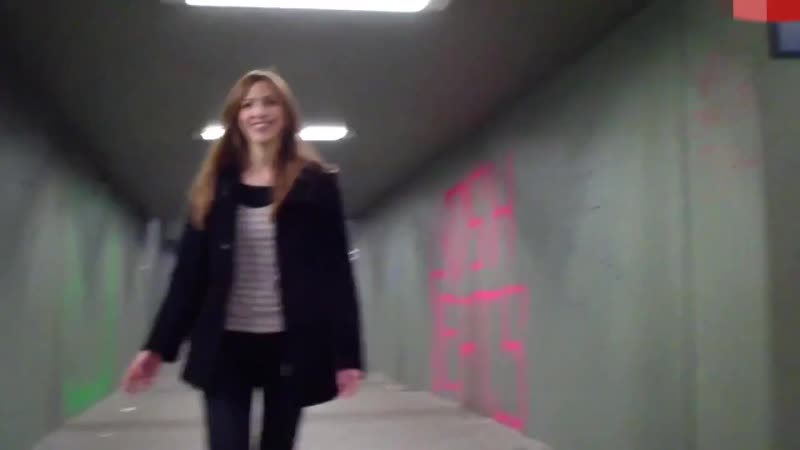 Быстро отсосала в переходе и пошла дальше со спермой на лице