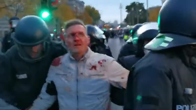 Blutender demonstrant in berlin nahaufnahme
