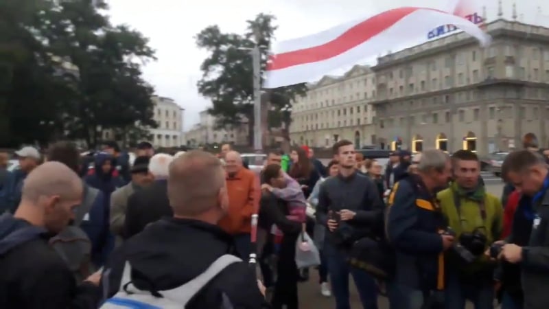 На кастрычніцкай расьцягнулі вялікі бел чырвона белы сьцяг і гучыць «жыве беларусь» і «не расейскай акупацыі»