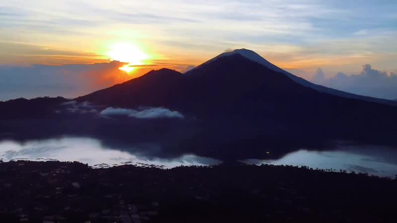 Сказочный рассвет на вулкане батур, о бали, индонезия