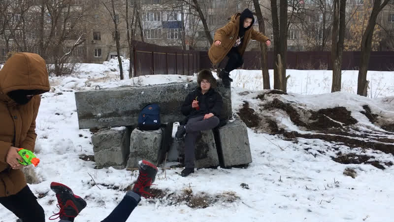 Чувак спокойно сидит и пьет колу во время того как вокруг него творится жуть