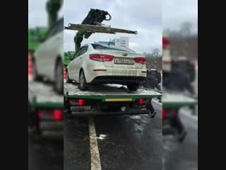 Чувак отбил машину у эвакуаторщиков