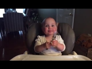 Bebe que tiembla con un tenedor (baby trembles with a fork)