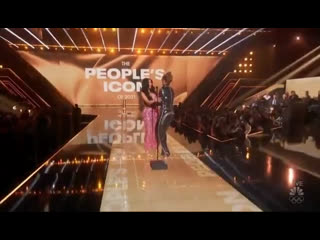 Pca 2021 карди би вручает награду холли берри